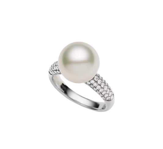 Elegant Freshwater Pearl Ring with Sparkling Diamonds