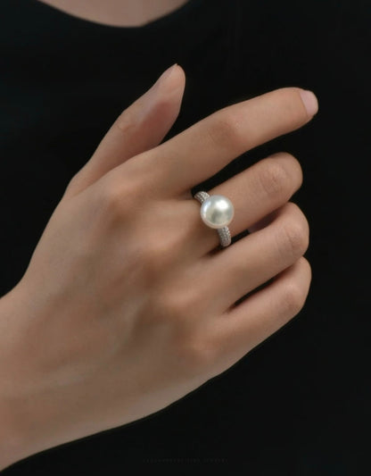 Elegant Freshwater Pearl Ring with Sparkling Diamonds