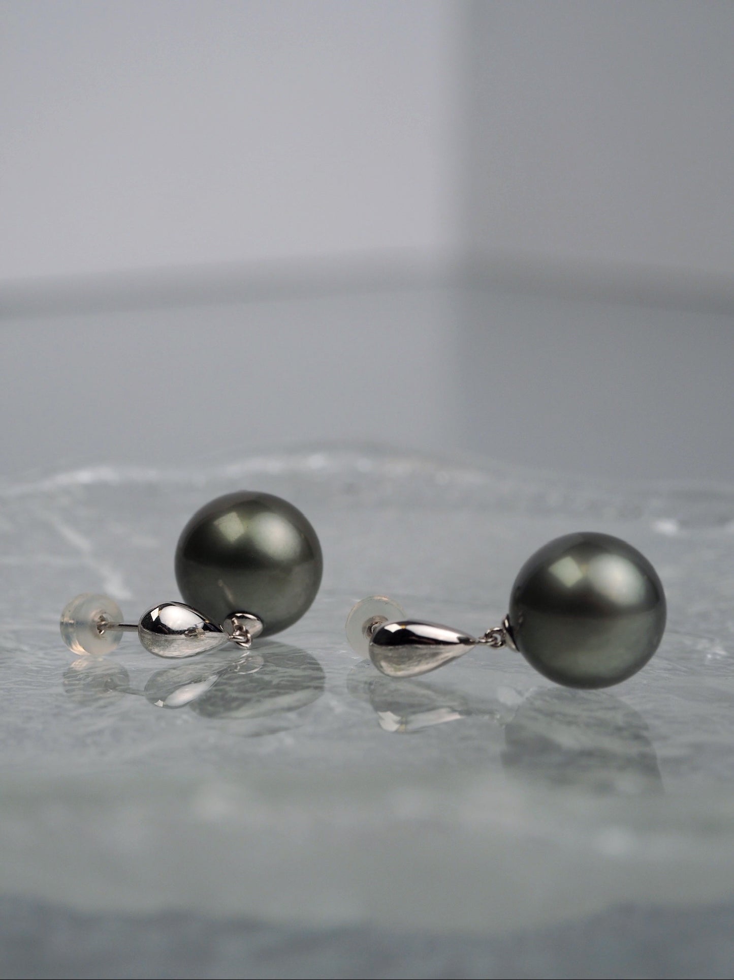 Tahitian Elegance – Black Pearl Drop Earrings (13-14mm)