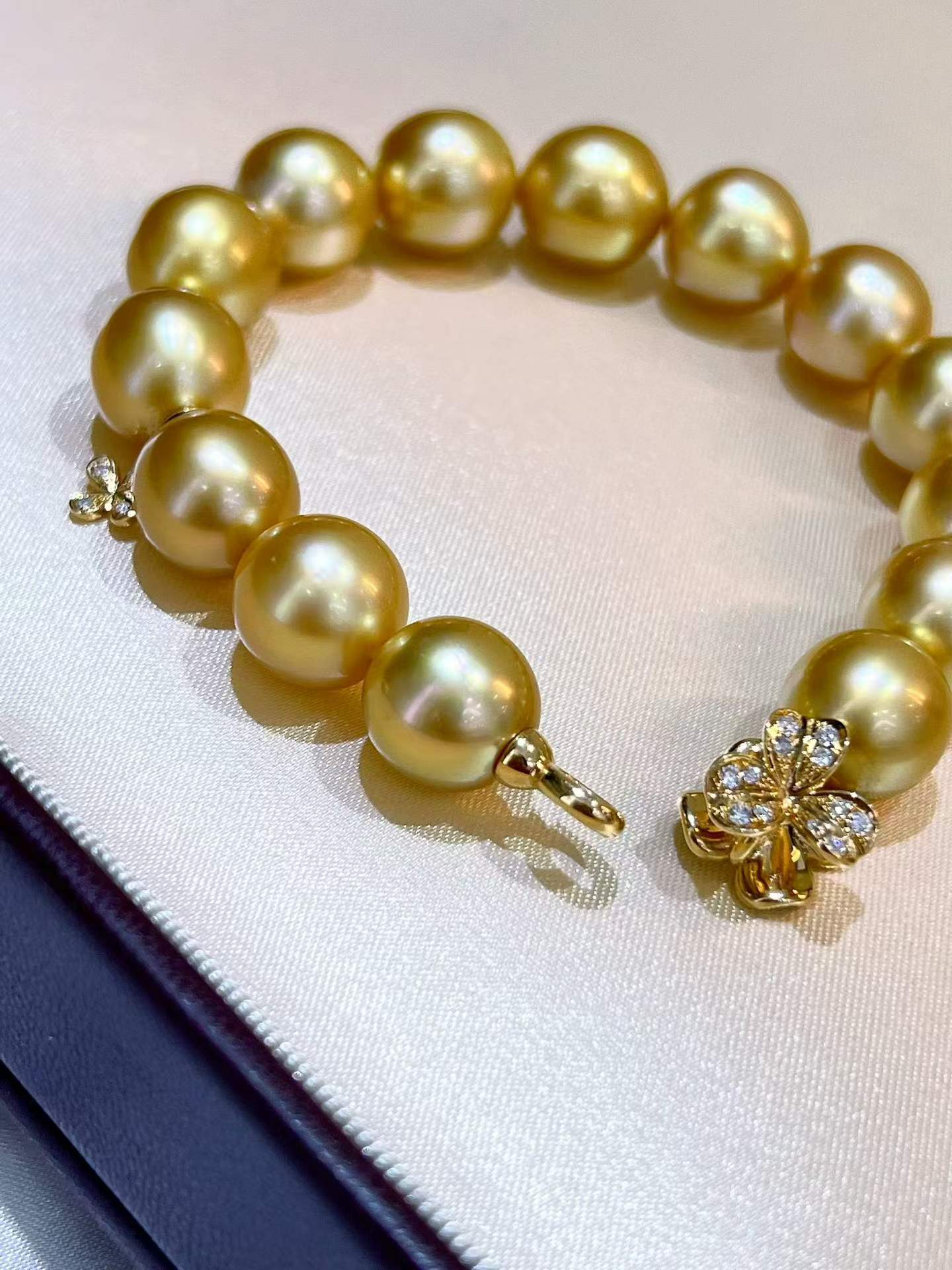 18K Gold - South Sea Golden Pearl Clover Diamond Bracelet